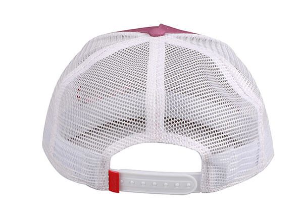 Задняя часть винно-красной пустой 2-тонной шляпы из сетчатой ткани в обтяжку