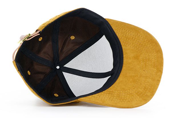 Внутренняя сторона женской золотистой шляпы из искусственной замши