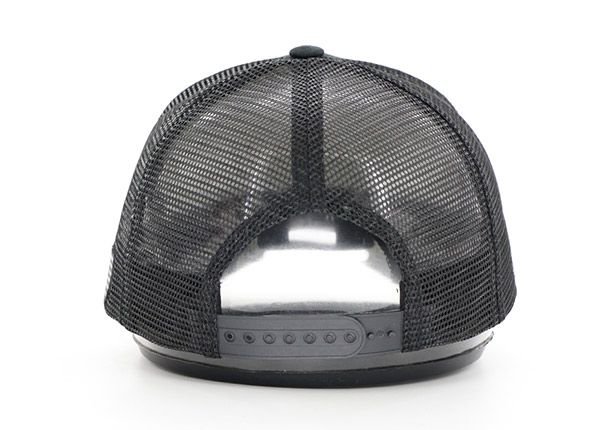 Задняя часть полностью черной шляпы дальнобойщика с черным логотипом на липучке и логотипом американского флага сбоку