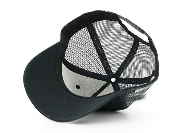 Внутри полностью черная шляпа дальнобойщика с черным логотипом на липучке и логотипом американского флага сбоку