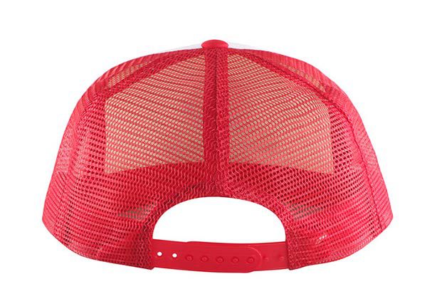 Задняя часть изготовленной на заказ красной шляпы дальнобойщика с белым принтом спереди из пенопласта