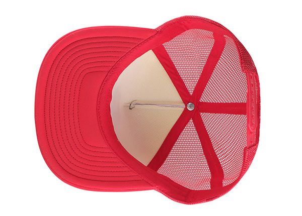 Внутренняя сторона изготовленной на заказ красной шляпы дальнобойщика с белым принтом спереди из пенопласта