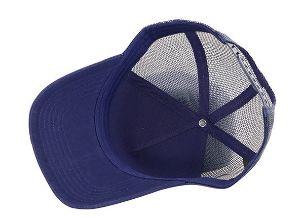 Внутри темно-синяя шляпа дальнобойщика с пятью вставками и вышитым логотипом