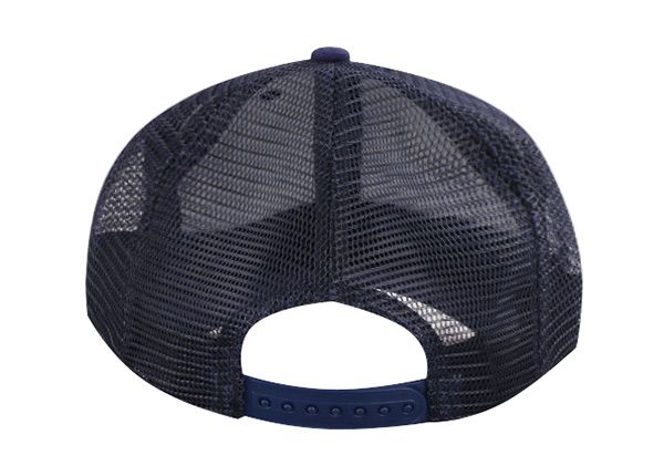 Тыльная сторона темно-синей кепки дальнобойщика с вышитым белым логотипом
