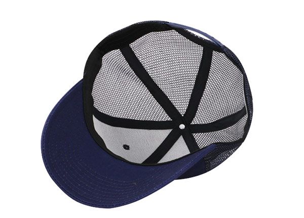 Внутренняя сторона темно-синей кепки дальнобойщика с вышитым белым логотипом