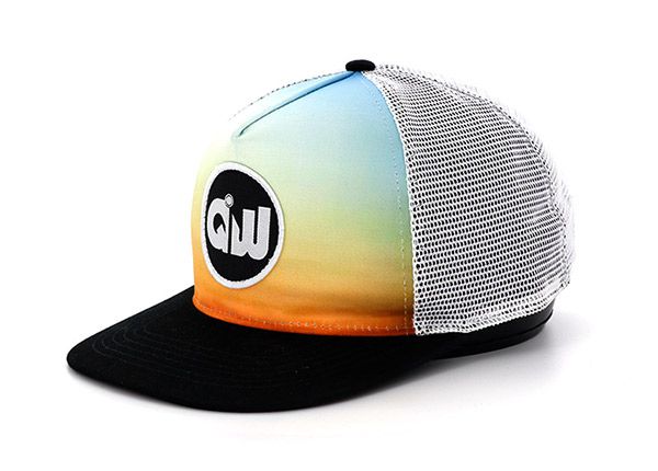 Наклон изготовленной на заказ старомодной шляпы дальнобойщика из пенопласта