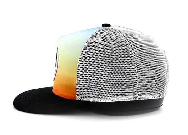 Боковая сторона изготовленной на заказ шляпы дальнобойщика из пенопласта в старом стиле