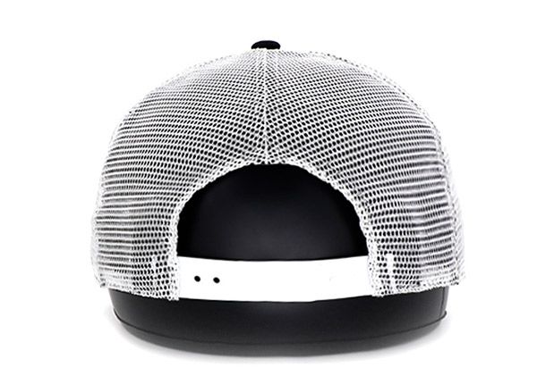 Задняя часть изготовленной на заказ старомодной шляпы дальнобойщика из пенопласта