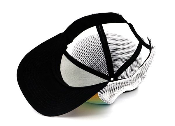 Внутри изготовленной на заказ старомодной шляпы дальнобойщика из пенопласта