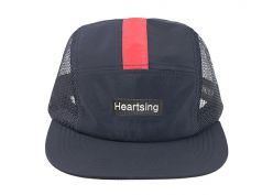 Шляпа с 5 панелями Черная шляпа дальнобойщика с пятью панелями и нашивкой с логотипом