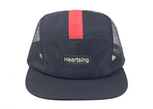 Шляпа с 5 панелями Черная шляпа дальнобойщика с пятью панелями и нашивкой с логотипом