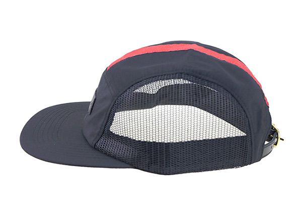 Боковая сторона черной шляпы дальнобойщика с 5 панелями и нашивкой с логотипом