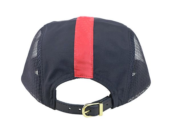 Задняя часть черной шляпы дальнобойщика с 5 панелями и нашивкой с логотипом