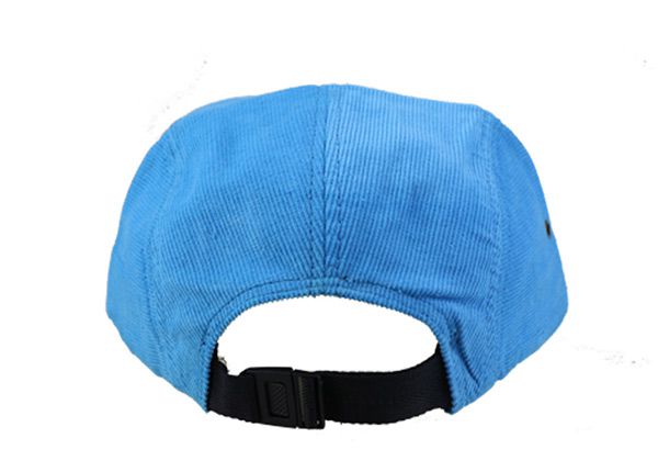 Бейсболка с 5 вставками на тыльной стороне темно-синего цвета с коричневыми замшевыми полями и кожаной этикеткой