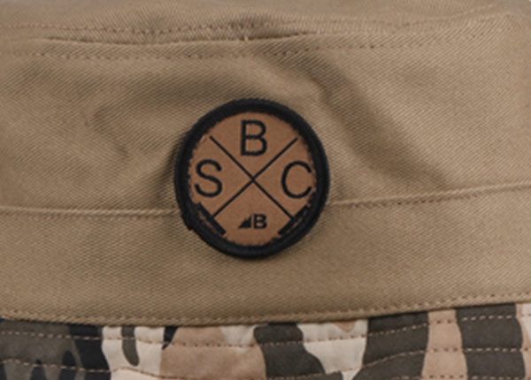 Логотип приталенной выстиранной хлопчатобумажной шляпы-панамы коричневого цвета с камуфляжными полями