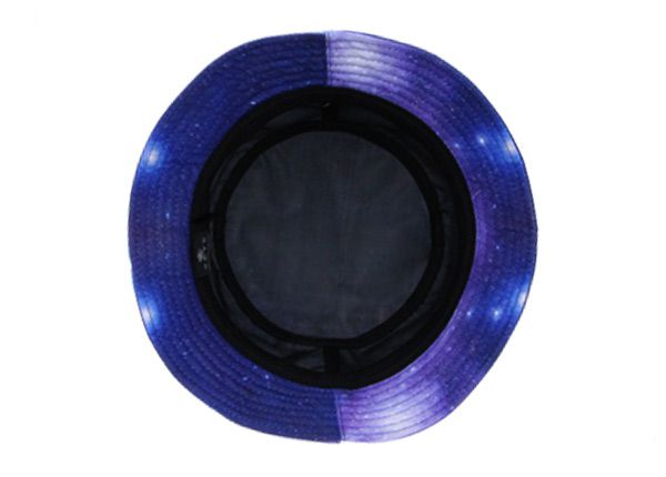 Внутри фиолетовой шляпы-ведерка с краской для галстука