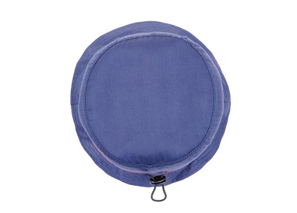 Верх простой синей хлопчатобумажной шляпы-ведерка с короткими полями и красной лентой