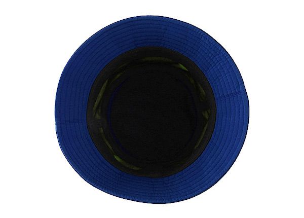 Внутри оранжевой аниме-шляпы-ведерка