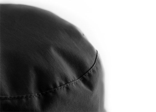 Верх черной азиатской шляпы-ведерка с принтом китайских или японских букв