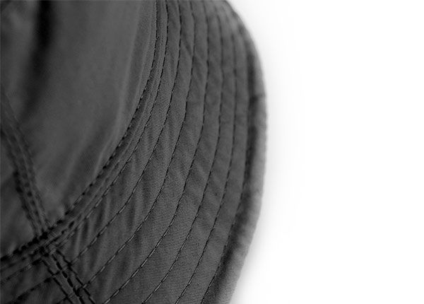 Черная Азиатская шляпа-панама сбоку с принтом китайских или японских букв