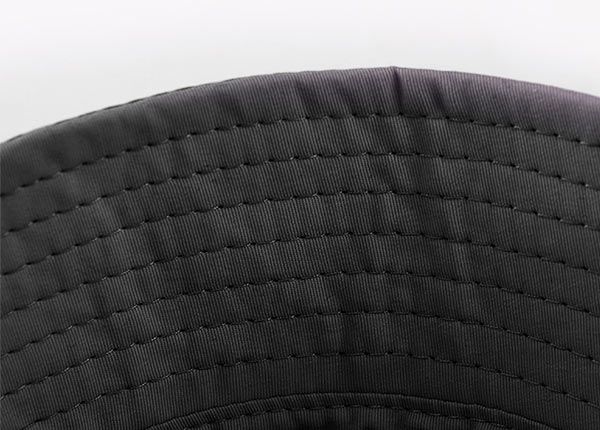 Поля черной азиатской шляпы-ведерка с печатными китайскими или японскими буквами