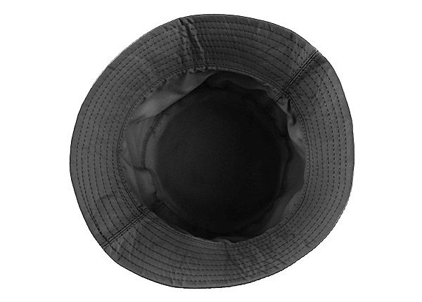 Внутренняя сторона черной азиатской шляпы-ведерка с принтом китайских или японских букв