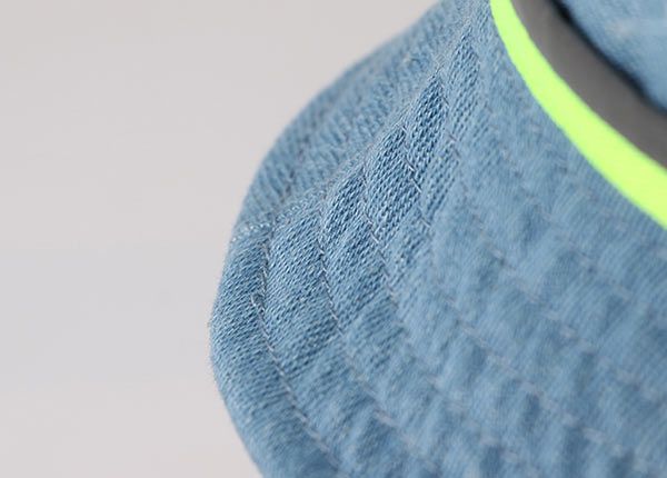 Бейсболка из чистой синей выстиранной джинсовой ткани с цепочкой сбоку