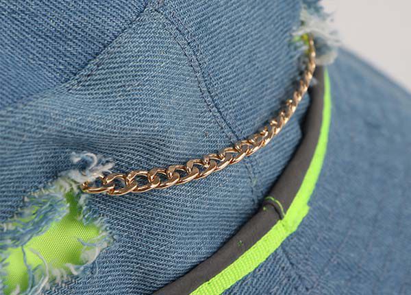 Цепочка из чистой синей выстиранной джинсовой шляпы-ведерка