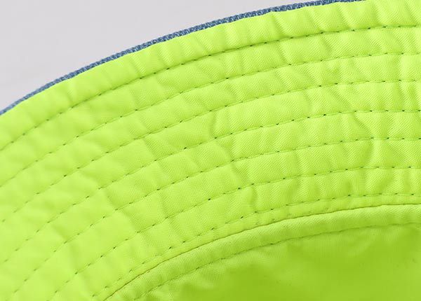 Шляпа-панама из синей выстиранной джинсовой ткани с цепочкой на полях