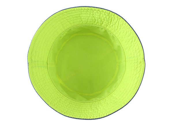 Внутри чистая синяя выстиранная джинсовая шляпа-панама с цепочкой