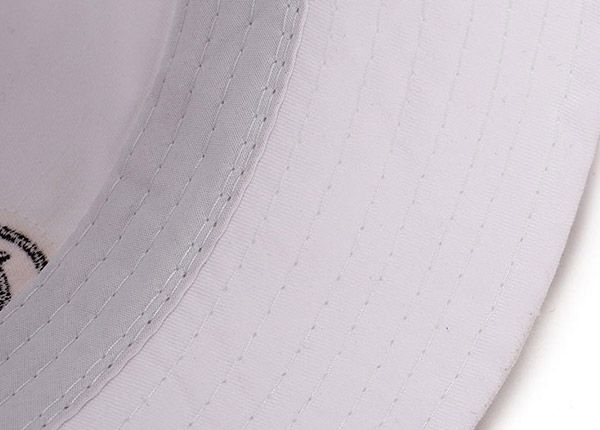 Шляпа-ведро с белой улыбкой и эмодзи на полях