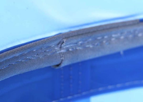 Сшивание пустой синей прозрачной шляпы-ведерка из ПВХ