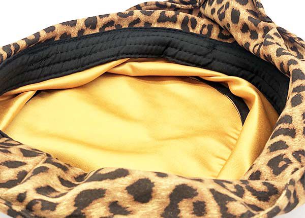 Внутренняя сторона бежевой шляпы-ведерка с леопардовым принтом в виде волны