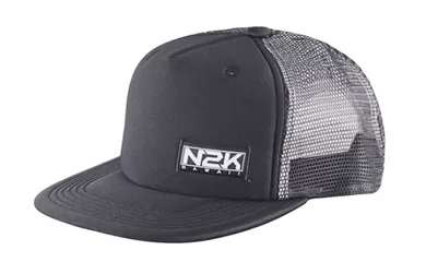 В чем разница между кепкой дальнобойщика и Снэпбэком